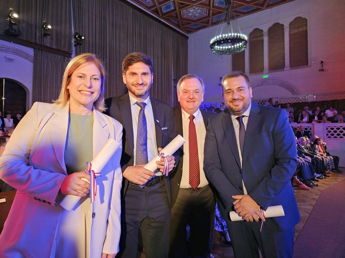 Un honor recibir una vez más el diploma de diputado provincial electo por el pueblo de #SantaFe.
Tengan plena seguridad que voy a honrar con mi trabajo semejante confianza.  #HayEquipo 
<a href="/maxipullaro/">Maximiliano Pullaro</a> <a href="/GiScaglia/">Gisela Scaglia</a> <a href="/felipemichlig/">Felipe Michlig</a>