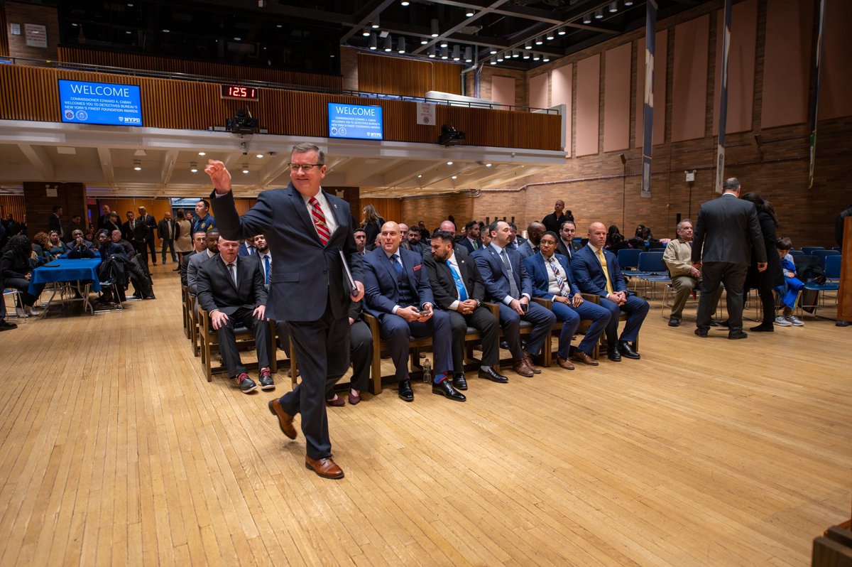 Yesterday, @NYPDPC @NYPDChiefOfDept, the Finest Foundation and I honored 30 Detective Bureau investigators for their exemplary work on cases ranging from auto theft to the attempted murder of a police officer. Outstanding job by all the honorees!