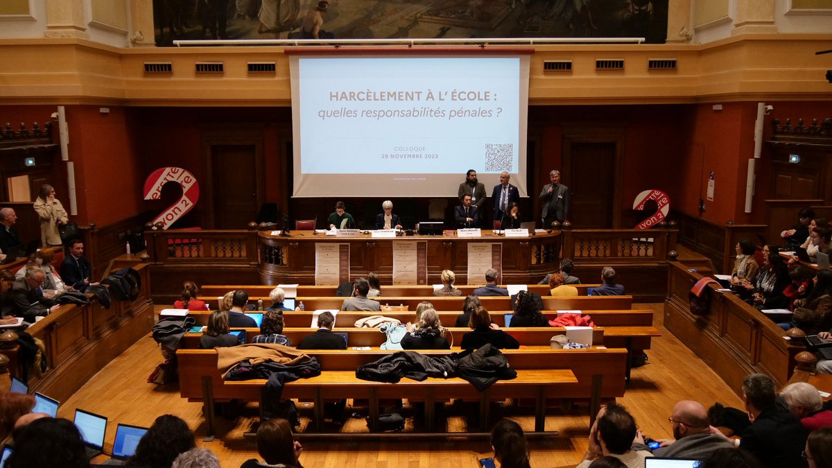academielyon's tweet photo. Aujourd'hui, le grand amphi de l'@univ_lyon2 était quasiment complet pour le colloque "#Harcèlement à l'école : quelles responsabilités pénales ?" organisé en partenariat avec @AroevenLyon. Pour les personnes qui n'ont pas pu être là, une rediffusion sera disponible.⏯️
#droit https://t.co/tgGzbcrot7