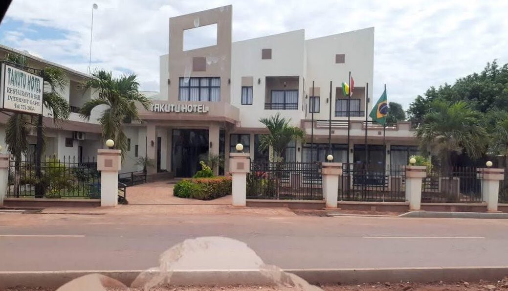 gonzalez_seclen's tweet photo. En estas imágenes que cualquiera de nosotros las puede revisar desde su Google Maps, se observa un asentamiento Guyanes llamado #Lethem.
En ese lugar se ha construido un aeropuerto, una edificación de migración de Guyana, establecimientos comerciales y viviendas. https://t.co/DN3Mf84LX8