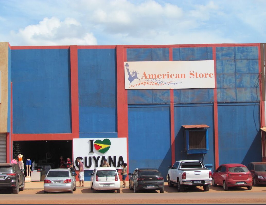 gonzalez_seclen's tweet photo. En estas imágenes que cualquiera de nosotros las puede revisar desde su Google Maps, se observa un asentamiento Guyanes llamado #Lethem.
En ese lugar se ha construido un aeropuerto, una edificación de migración de Guyana, establecimientos comerciales y viviendas. https://t.co/DN3Mf84LX8