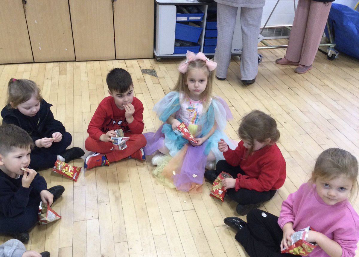 WhybridgeInfant's tweet photo. Oak Class had a brilliant time at their Fairytale ball this afternoon! https://t.co/9TcUQL9HMP