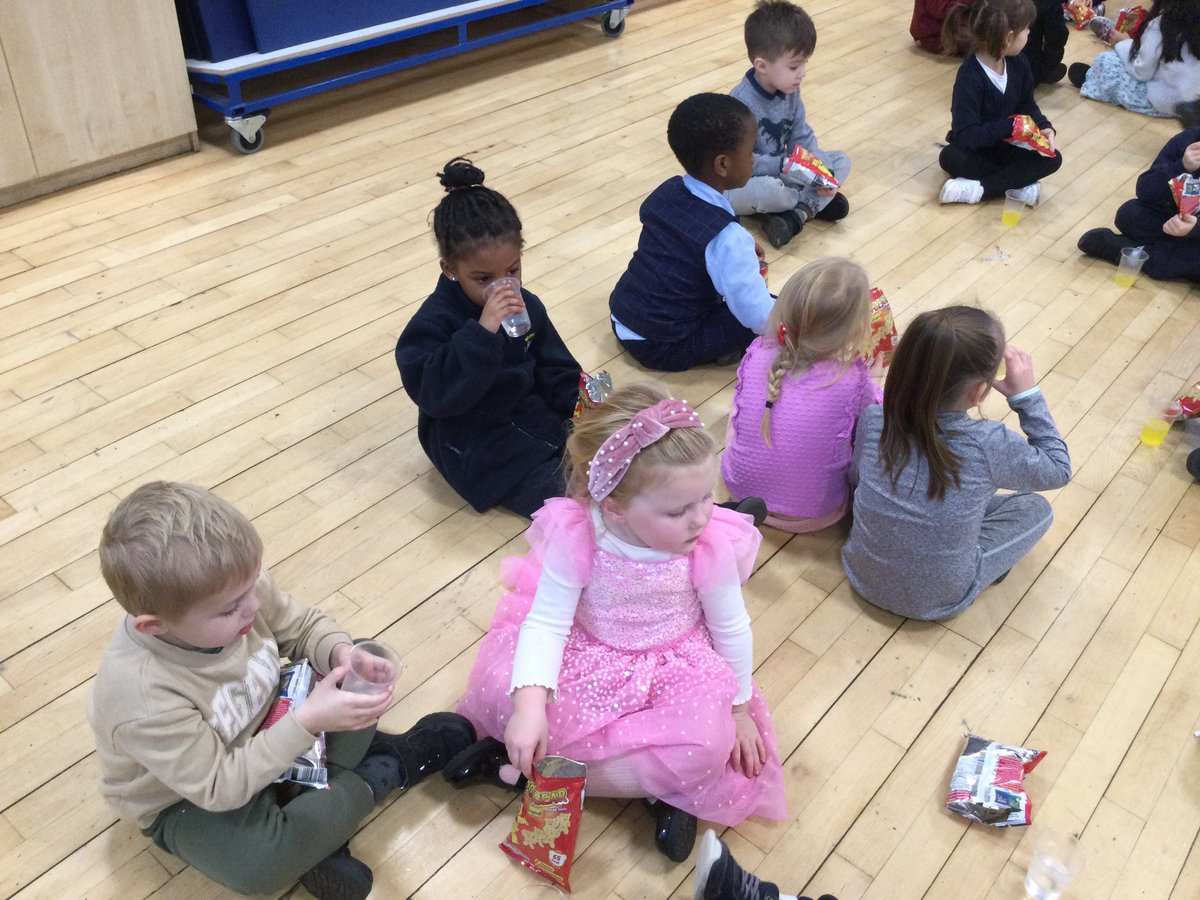 WhybridgeInfant's tweet photo. Oak Class had a brilliant time at their Fairytale ball this afternoon! https://t.co/9TcUQL9HMP