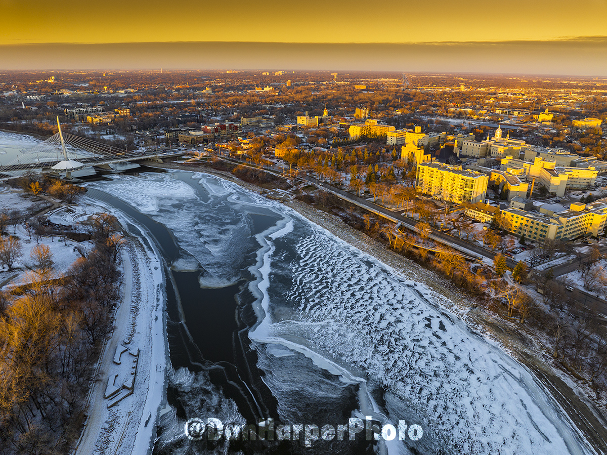 The rivers are just starting to freeze over around #Winnipeg 
#GoldenHour looking into #StBoniface with the #ProvencherBridge to the left and Taché Ave moving up from the right side.
#WinnipegPhotographer #Drone #OnlyInThePeg #RPAS #LicensedDronePilot