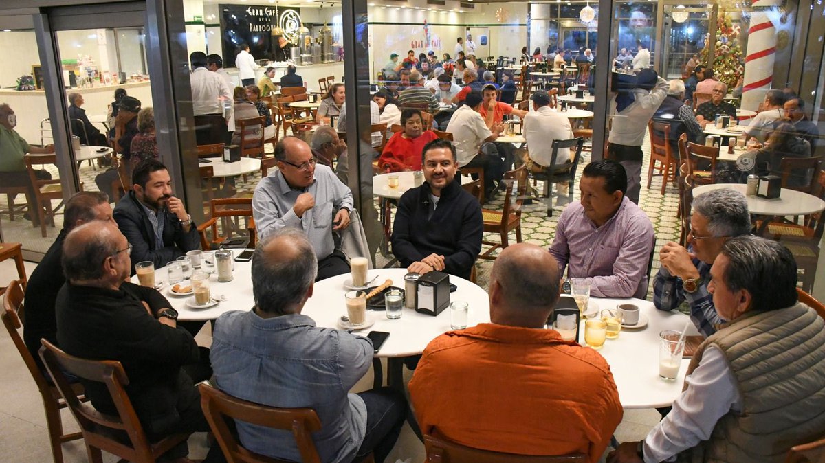 Ayer la pasamos muy bien en la mesa de café. Una conversación amena con ingenieros y arquitectos, todos amigos, sobre el potencial que tiene Veracruz y la zona conurbada.