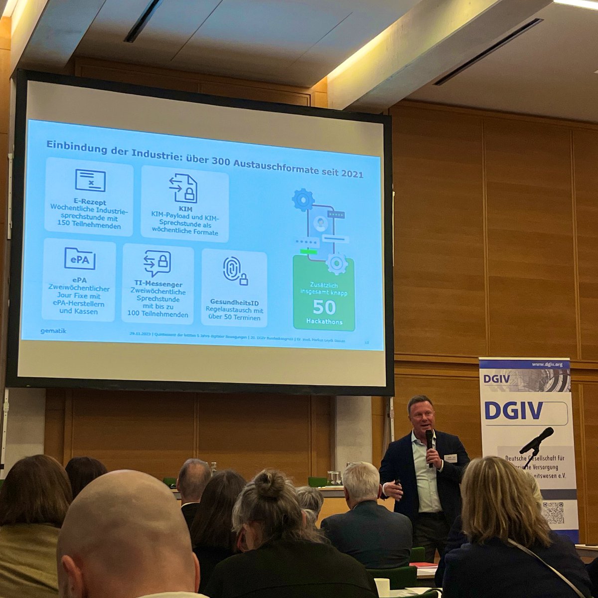 Viele #TI-Lösungen wurden am runden Tisch der Selbstverwaltung erfunden - für Einsatz in der echten Welt braucht es  zusätzlich die Kompetenz der Umsetzer:innen und Anwender:innen, so auch der Industrie, sagt <a href="/MLeyckDieken/">Markus Leyck Dieken</a> von der <a href="/gematik1/">gematik</a> beim <a href="/dgiv_ev/">DGIV</a>-Kongress #eHealth