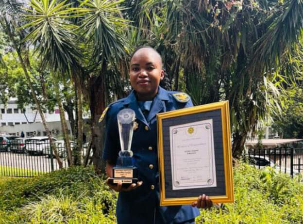 Miz_Ruraltarain's tweet photo. This is Detective Glenda Mathebula in Limpopo, she is a top police officer in the province, 9/10  cases she handled has 200% convictions success...No case, she is ever investigated is short of evidence! 
Salute 👮‍♀️🇿🇦 , we wish we had more police officers like her! Halala 🇿🇦🎉🎀🎈 https://t.co/TnObksw8rk