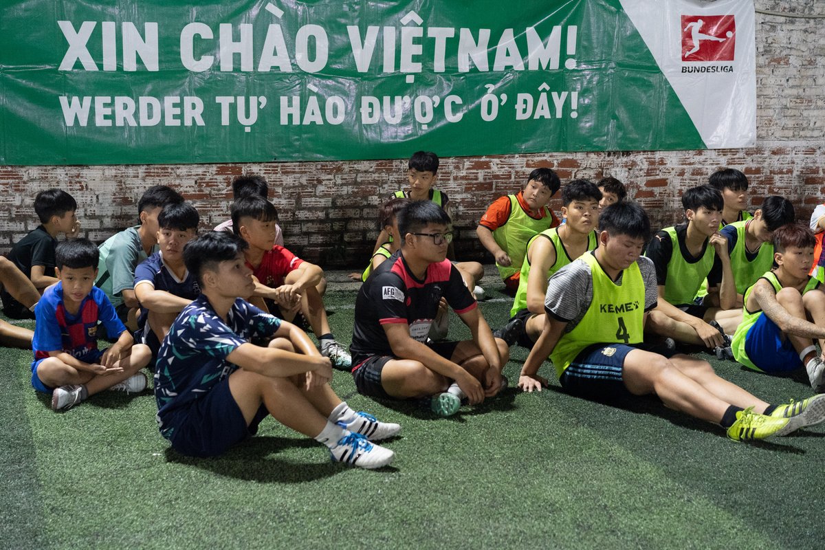 werderbremen's tweet photo. Gemeinsame Einheit und Besuch der "Blue Dragon Childrens Foundation" zum Start der #Vietnam-Delegationsreise! 

Mit der Wirtschaftsförderung #Bremen und #Lecka hat der SV #Werder vor Ort in #Hanoi erste Aktionen gestartet.

Mehr dazu 🔗 https://t.co/7DuVAIpY9C https://t.co/ZDZsxTl2Fk