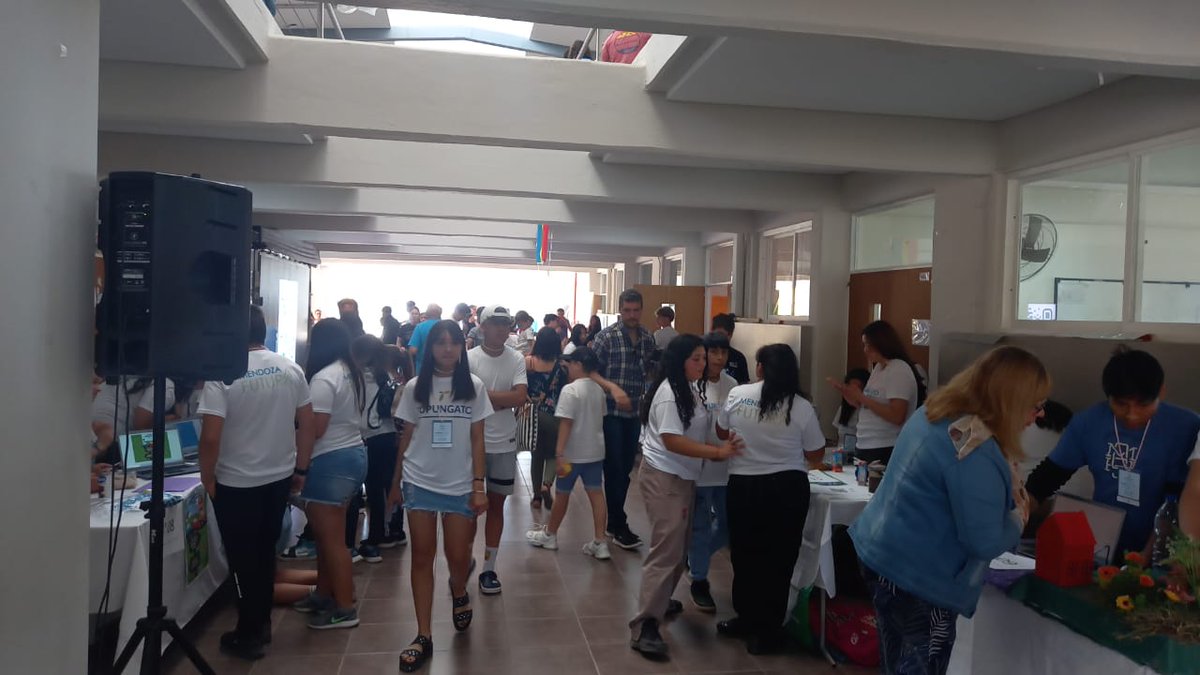 ProduccionMza's tweet photo. #Gestión #Mendoza 
Compartimos algunos momentos del cierre de ciclo de #MendozaFutura en Valle de Uco, donde se expusieron 25 proyectos y se entregaron los certificados a los participantes del programa ¡Muchas gracias por acompañarnos! https://t.co/PSYVB0qh9h