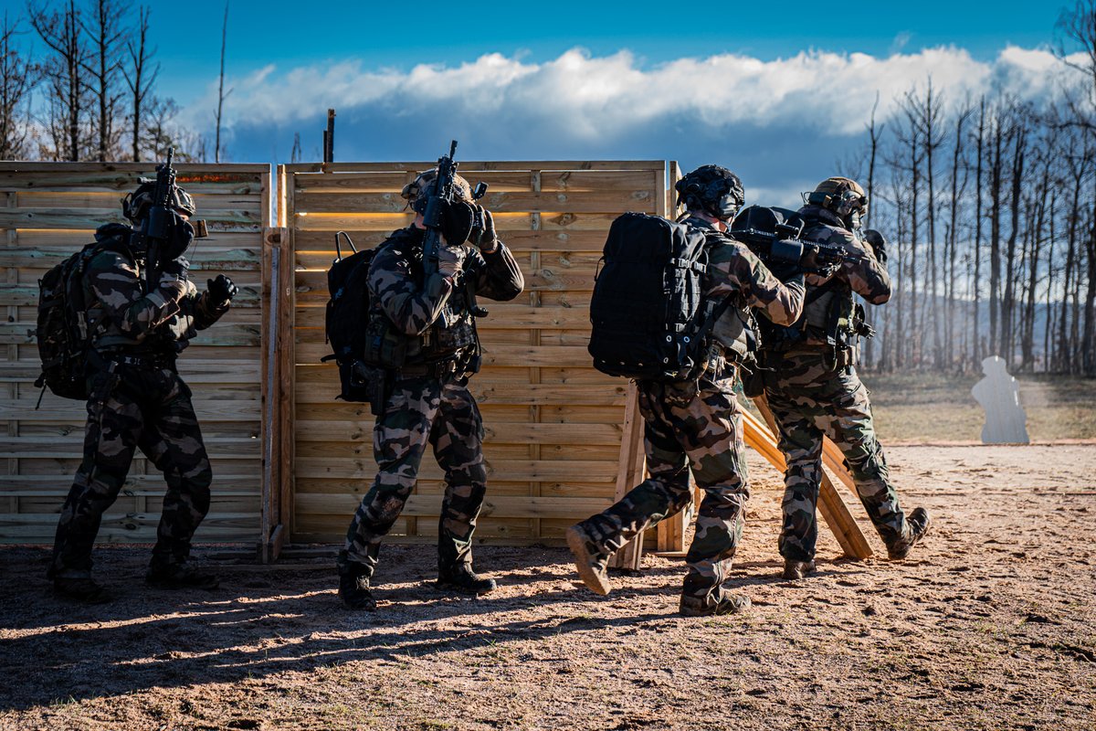 17eRGP's tweet image. Choisissez votre photo préférée 📸lors du camp de #PrépaOps des plongeurs de l'@armeedeterre  organisé par le #17RGP.
1⃣ Prépa du drop pour un plongeur du #17RGP depuis un hélico du @CDC3RHC.
2⃣ Parcours tir.
3⃣ Infiltration à l'aube.
4⃣ L'embarcation fluviale du génie en action.