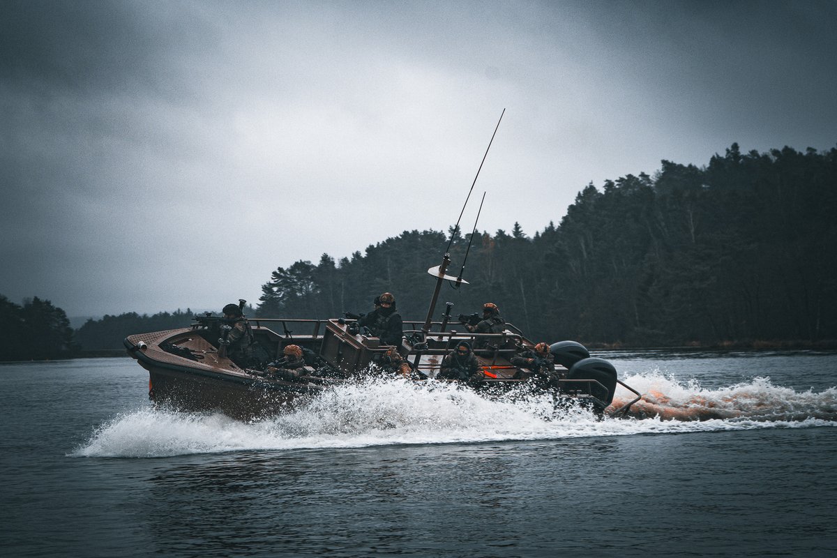 17eRGP's tweet image. Choisissez votre photo préférée 📸lors du camp de #PrépaOps des plongeurs de l'@armeedeterre  organisé par le #17RGP.
1⃣ Prépa du drop pour un plongeur du #17RGP depuis un hélico du @CDC3RHC.
2⃣ Parcours tir.
3⃣ Infiltration à l'aube.
4⃣ L'embarcation fluviale du génie en action.