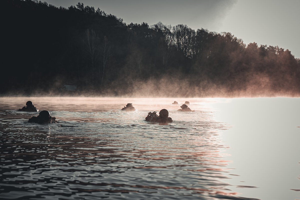 17eRGP's tweet image. Choisissez votre photo préférée 📸lors du camp de #PrépaOps des plongeurs de l'@armeedeterre  organisé par le #17RGP.
1⃣ Prépa du drop pour un plongeur du #17RGP depuis un hélico du @CDC3RHC.
2⃣ Parcours tir.
3⃣ Infiltration à l'aube.
4⃣ L'embarcation fluviale du génie en action.