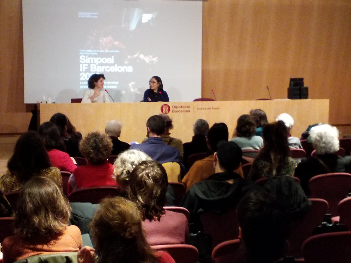 En este momento @MarinaGarces conversa con @shadaylarios sobre 'Teatro de objetos documentales' en el Simposi IF en el @institutteatre de Barcelona