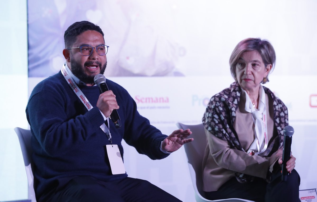 RevistaSemana's tweet photo. #ForosSemana | “En Medellín los que más se infectan son los hombres y quienes más mueren de VIH son las mujeres”: Andrés Cardona, director ejecutivo de la Fundación Ancla. #VIHVisible
#EnVivo https://t.co/svKP1mTrjq https://t.co/E0ZRLq9u8m