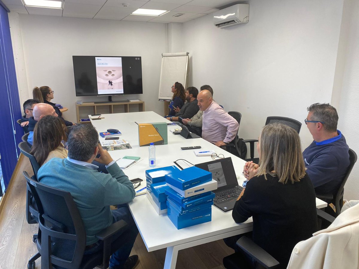 Distriplac_dp's tweet photo. 💪🏻Seguimos apostando por la #formación.

👉🏻 De la mano de #Rockfon, nuestro equipo comercial de Madrid ha conocido hoy las novedades y reforzado su conocimiento sobre los sistemas de techos y paredes de la marca

¡Muchas gracias por todo!

#DistriplacSomosEspecialistas https://t.co/vpWcW1oq1Q