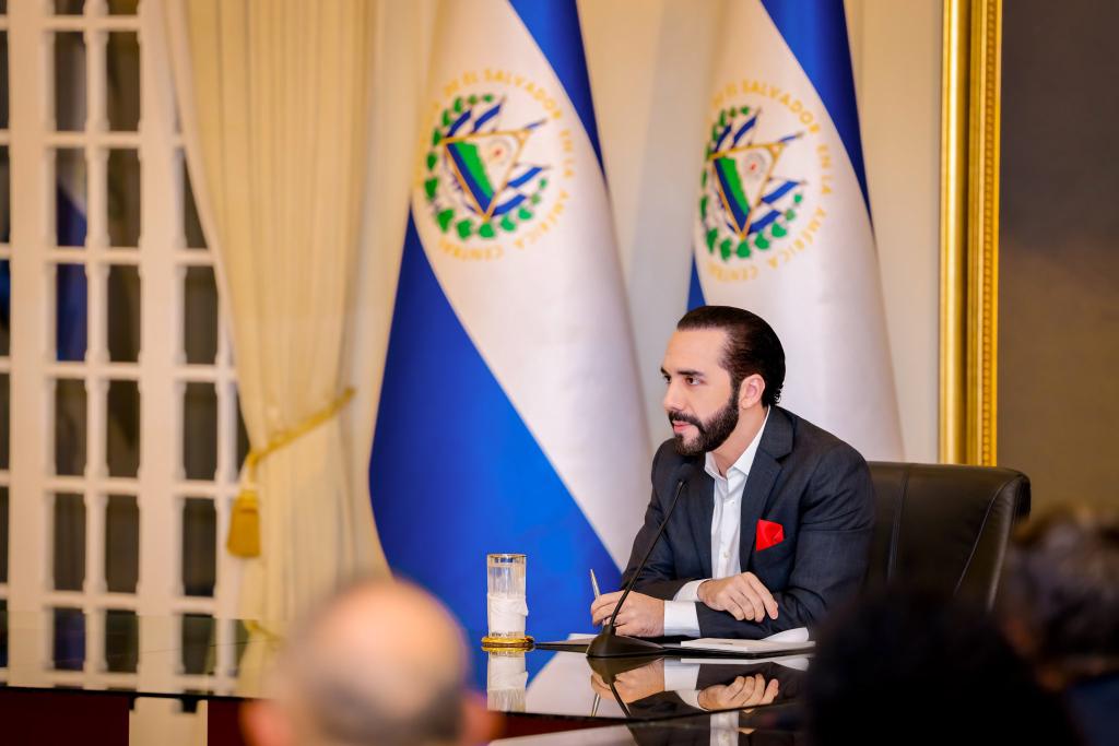 #deÚltimo
Presidente de #ElSalvador  <a href="/nayibbukele/">Nayib Bukele</a> anunció su renuncia a la presidencia  a fin de año.
El mandatario se dedicará a su campaña electoral para la reelección.