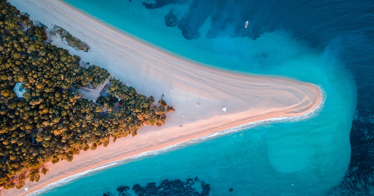 AdvnCroatia's tweet image. Discover paradise on Brač, the hidden gem of the Adriatic Sea! 

With pristine white-pebble beaches, fascinating history and delicious delicacies, vacations to #BracIsland are truly an unforgettable adventure: bit.ly/3Gf4EEX 

#Brac #CroatiaBrac #BracCroatia