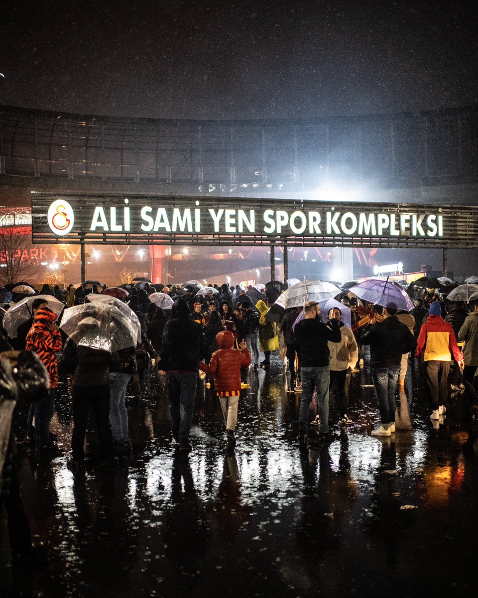 GalatasaraySK's tweet photo. Biz aşığız, aşkın da tarifi yoktur… 🦁

#GSvMUN #UCL https://t.co/WOazAdXb9A