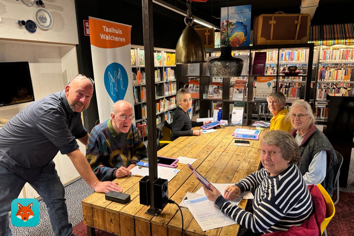 Hoe leuk! 🤩 Deze foto kregen we toegestuurd van Bibliotheek Zeeland (@dezbnl). Mooi om te zien hoe de deelnemers vol enthousiasme aan de slag zijn met @DigiHandig. Hier doen we het voor 😊

#digitaleinclusie #digitaalvaardig #digitalegeletterdheid #digitalekloof