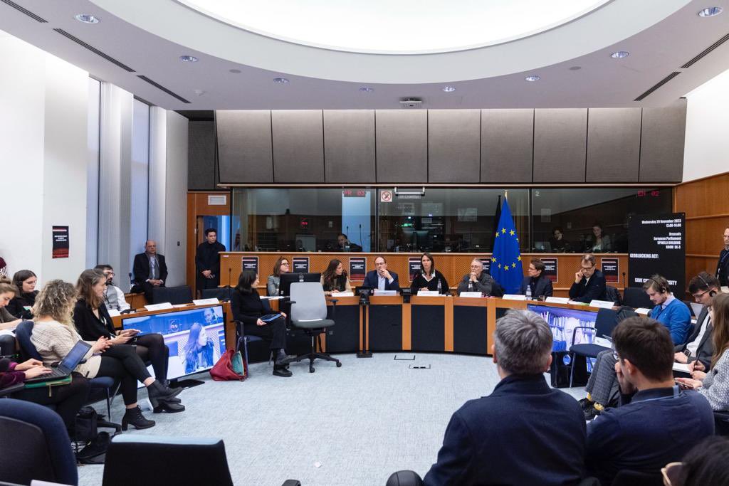 GeoffroyDidier's tweet photo. Conf presse commune avec @emmanuelmaurel, en compagnie des réalisateurs Costa-Gavras, Cédric Klapisch, Jeanne Herry, Pierre Jolivet, Nathalie Marchak, Dominick Moll… Alerte: sous l’influence des GAFAM, Bruxelles est tentée de mettre fin à la protection de nos œuvres culturelles! https://t.co/cURAxbswpk