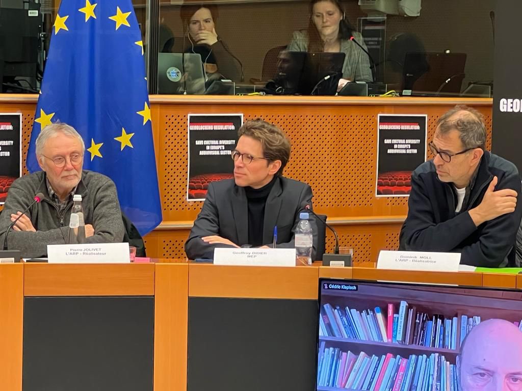 GeoffroyDidier's tweet photo. Conf presse commune avec @emmanuelmaurel, en compagnie des réalisateurs Costa-Gavras, Cédric Klapisch, Jeanne Herry, Pierre Jolivet, Nathalie Marchak, Dominick Moll… Alerte: sous l’influence des GAFAM, Bruxelles est tentée de mettre fin à la protection de nos œuvres culturelles! https://t.co/cURAxbswpk