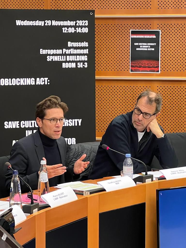 GeoffroyDidier's tweet photo. Conf presse commune avec @emmanuelmaurel, en compagnie des réalisateurs Costa-Gavras, Cédric Klapisch, Jeanne Herry, Pierre Jolivet, Nathalie Marchak, Dominick Moll… Alerte: sous l’influence des GAFAM, Bruxelles est tentée de mettre fin à la protection de nos œuvres culturelles! https://t.co/cURAxbswpk