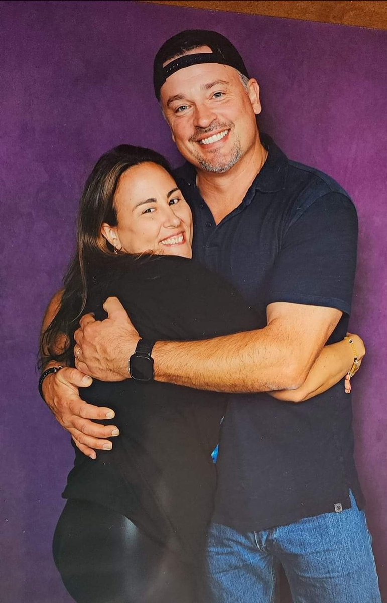 He said I give good hugs 🥰 such a sweet guy. Also managed to tell him I loved him on Lucifer. #Tomwelling #spnhi #honcon #creationhi #spnhawaii #spnhon #LuciferNetflix #smallville