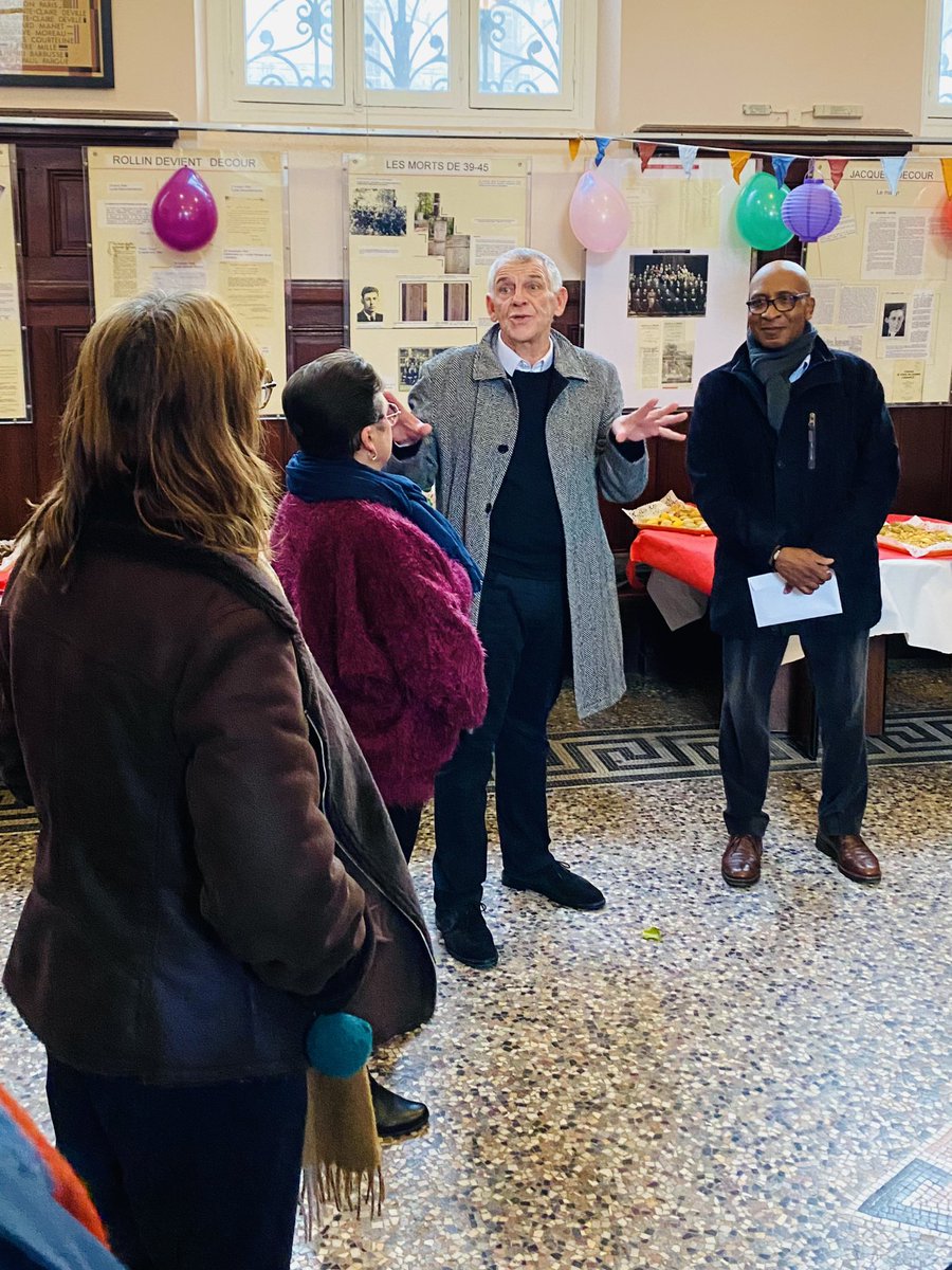 Mairie9Paris's tweet photo. Merci à Madame Sylvie Dhuicque qui fut pendant 23 ans (!!) la personne la « plus importante » du lycée Jacques Decour comme l’a résumée le proviseur Monsieur Patrick Hautin. En tant que gardienne du vaisseau amiral de l’avenue Trudaine, elle était en effet connue de tous. 🥇 https://t.co/PTdqEKhVgN