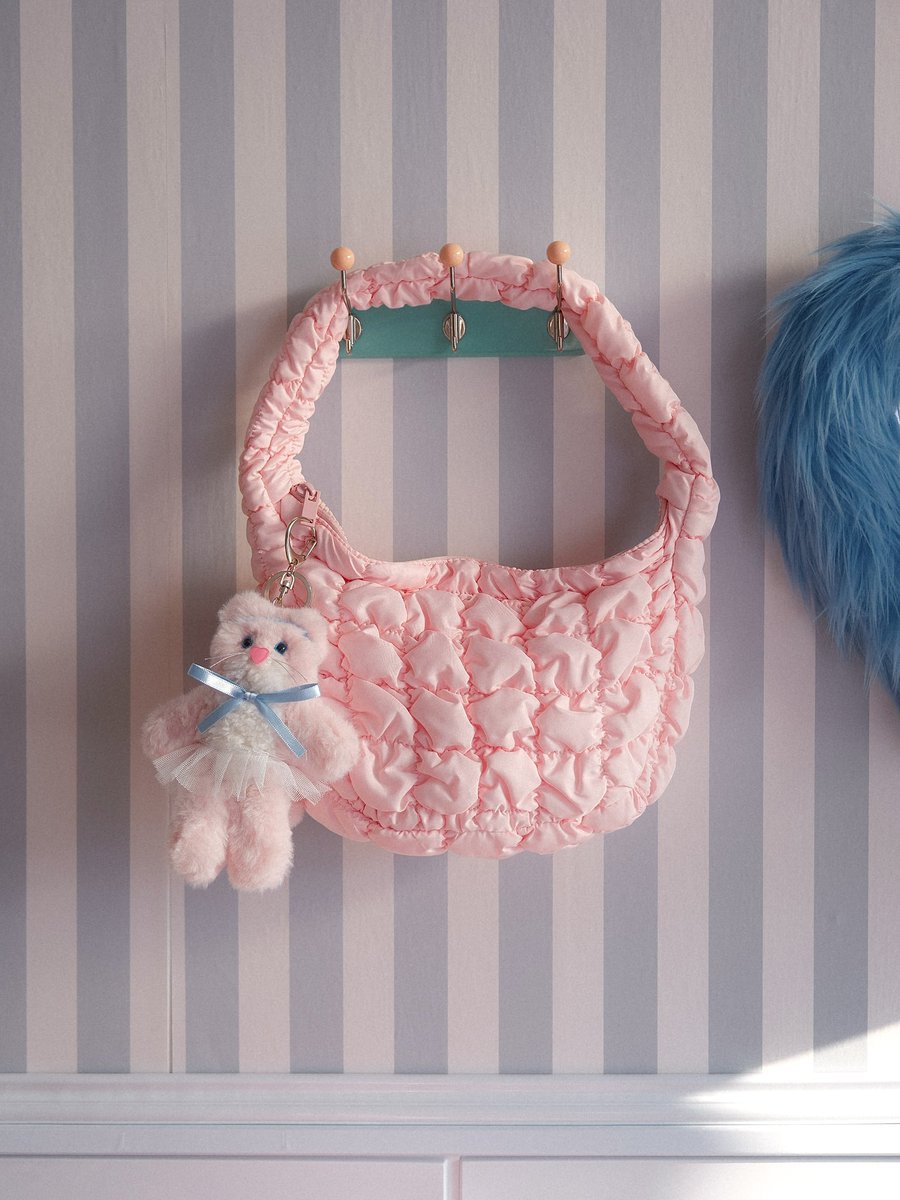 저의 가장 사심이 담긴 친구라서 고대로 이름도 사심이가 된 사심이.
한평생 핑크덕후로서 가장 마음에 쏙 드는 완벽한 연핑크를 위해서 원단도 사심이만 다른 집에서 따로 제작했다 번거로웠어도 후회 없는 컬러가 그래서 나와주었고💝!!
-너무 채도가 탁해서 푸르죽죽 X + 아주 약간의 웜끼도 한방울