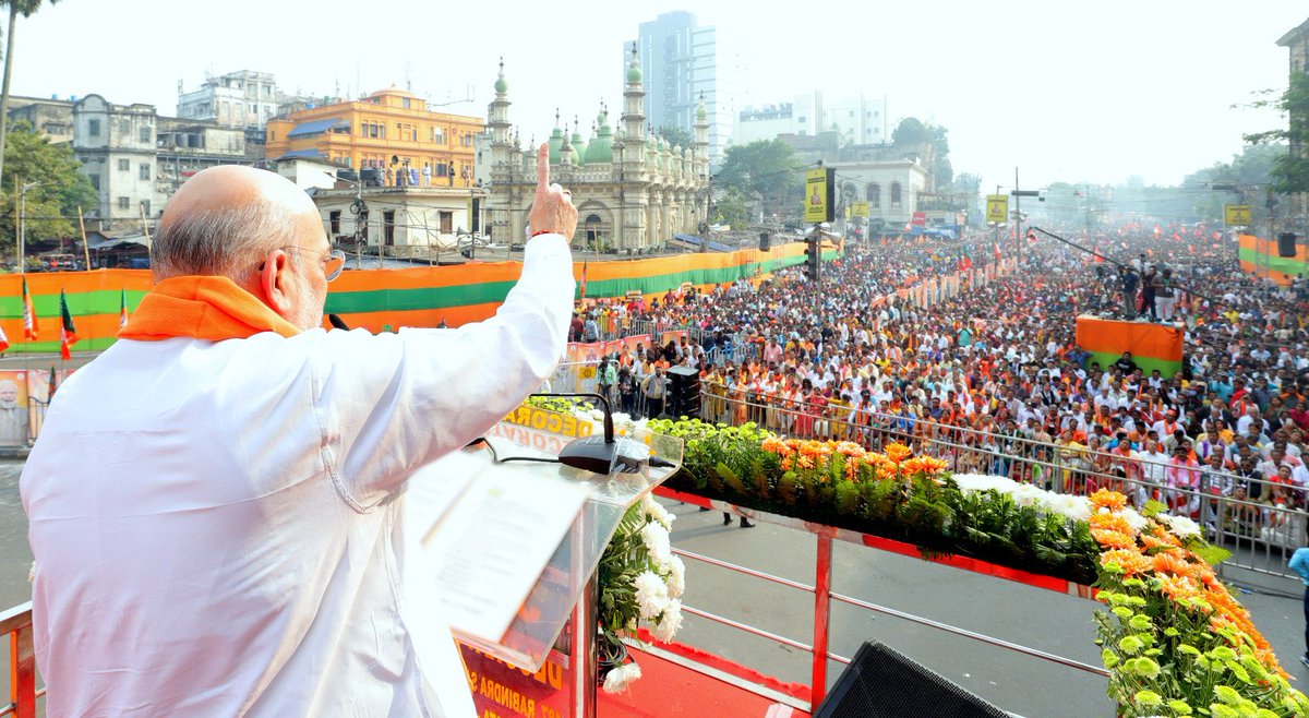 DrSukantaBJP's tweet photo. জনসমুদ্র... 
এই জনজোয়ার ইঙ্গিত দিচ্ছে @AITCofficial এর  দিন ঘনিয়ে আসছে। @BJP4Bengal এর ওপর মানুষের এই স্বতঃস্ফূর্ত সমর্থন, এই আবেগ আমাদের চলার পথের পাথেয়...🙏 https://t.co/MuvgtnIl3L