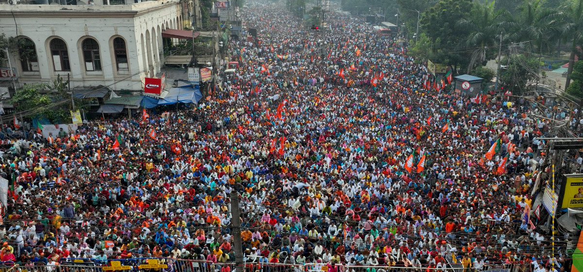 DrSukantaBJP's tweet photo. জনসমুদ্র... 
এই জনজোয়ার ইঙ্গিত দিচ্ছে @AITCofficial এর  দিন ঘনিয়ে আসছে। @BJP4Bengal এর ওপর মানুষের এই স্বতঃস্ফূর্ত সমর্থন, এই আবেগ আমাদের চলার পথের পাথেয়...🙏 https://t.co/MuvgtnIl3L