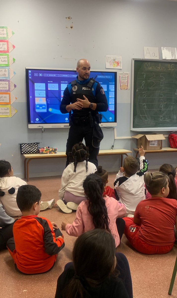 CeipHernandez's tweet photo. La policía visita nuestro cole y nos cuenta cosas muy muy interesantes. ¡Gracias por la visita!
@educacyl 
@AyuntamientoVLL 
@PoliciaVLL https://t.co/USxpiZzurp