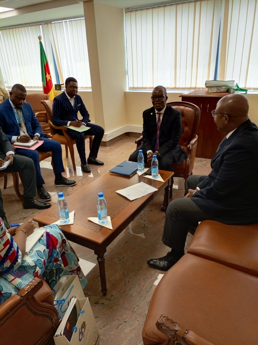 Le DG de l'Ins a reçu ce jour en visite de courtoisie, le Directeur du BS-R pour l'Afrique centrale de la CEA. Au cours de l'échange  entre les deux personnalités, le Plan National de Développement de la comptabilité économique et environnementale au Cameroun a été remis au DG.