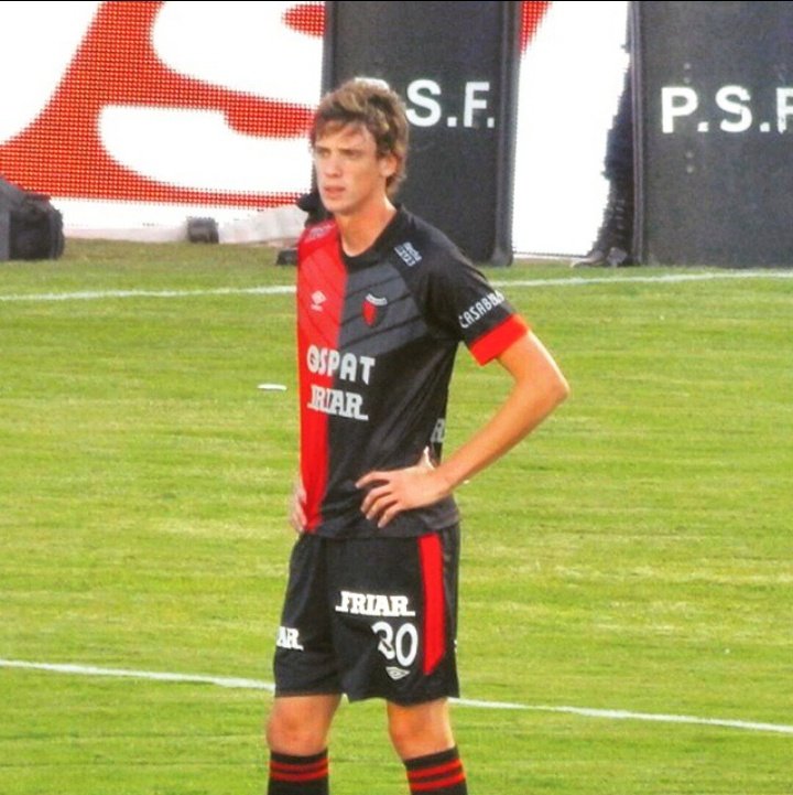 Le tocó descender con el club de sus amores, sus palabras fueron "el fútbol siempre da revancha", se quedó y volvió a ascender a los 6 meses. 9 años después tiene la revancha que tanto dijo, de nuevo, en tierras rosarinas. Haganlo también por él ❤️🖤