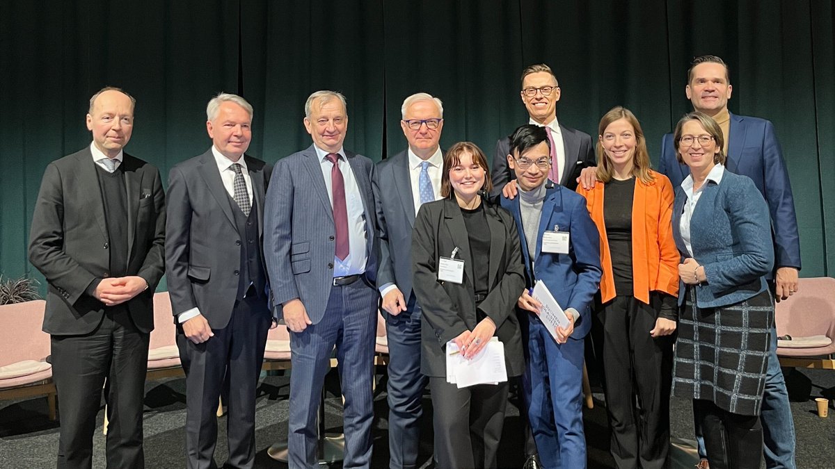 Tänään Studia-messuilla puheenjohtajamme <a href="/ellasiltanen/">Ella Siltanen</a> ja tuleva pj <a href="/augustikko/">August Kiattrakoolchai</a> grillasivat #presidentti'ehdokkaita! 🔥 

Lämmin kiitos panelisteillemme <a href="/Halla_aho/">Jussi Halla-aho</a>, <a href="/Haavisto/">Pekka Haavisto</a>, <a href="/hjallisharkimo/">Hjallis Harkimo</a>, <a href="/ollirehn/">Olli Rehn</a>, <a href="/alexstubb/">Alexander Stubb</a>, <a href="/MikaAaltola/">Mika Aaltola</a>, <a href="/liandersson/">Li Andersson</a> ja <a href="/SariEssayah/">Sari Essayah</a> osallistumisesta 🤝