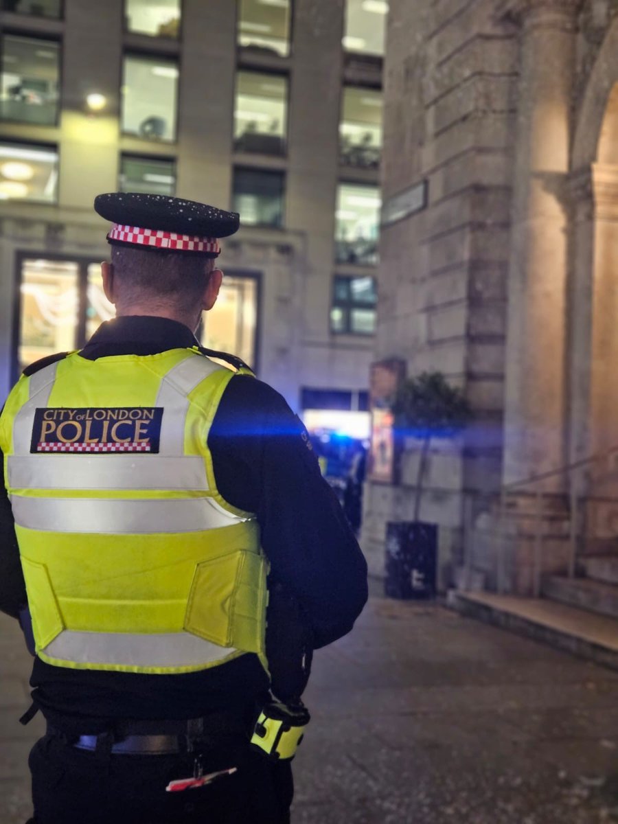 CityPolice's tweet image. We’re expecting a large number of people enjoying the City during the festive season.

Our #projectsevator and counter terrorist officers will be keeping people safe at Christmas markets and large gatherings across the Square Mile.