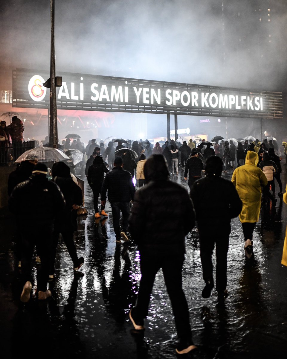 webaslan's tweet photo. Galatasaray: "Biz aşığız, aşkın da tarifi yoktur…" https://t.co/Uo1hOLHr0p