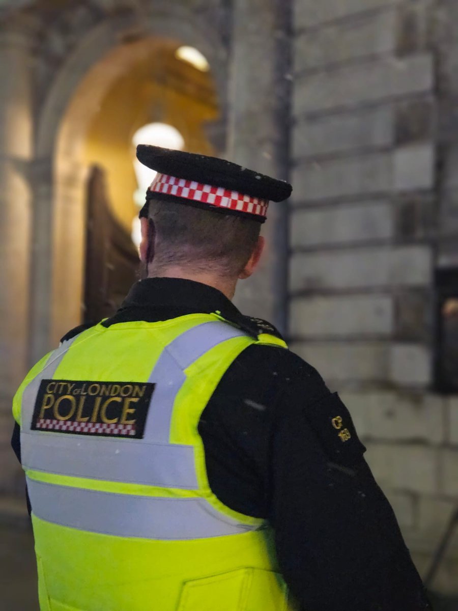 CityPolice's tweet image. We’re expecting a large number of people enjoying the City during the festive period.

Our #projectsevator and counter terrorist officers will be keeping people safe at Christmas markets and large gatherings across the Square Mile.