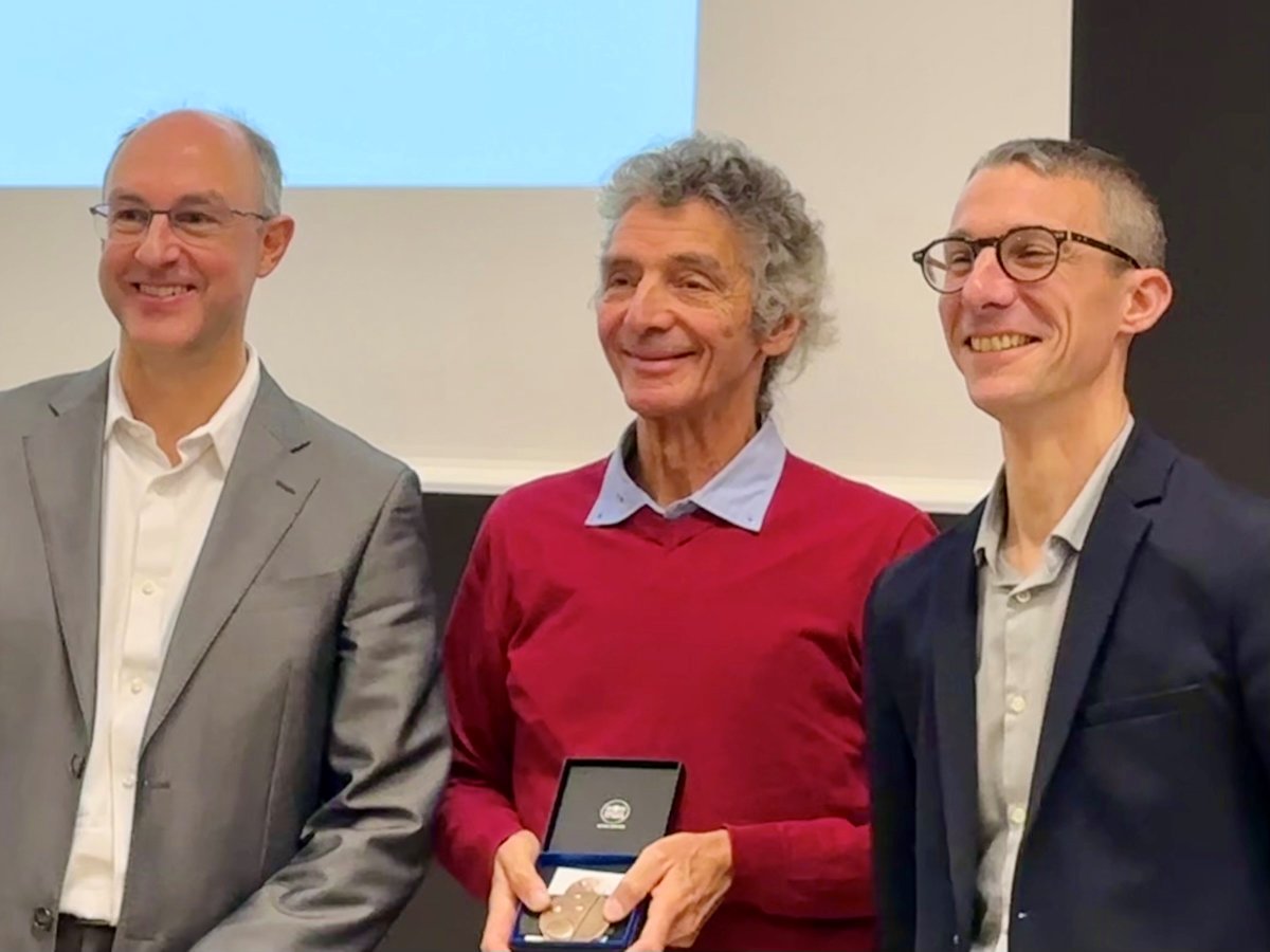 👨‍🔬 👏 Congratulations to Alain Litt on receiving the #CNRS Medal of Honor. Throughout his career at the IGBMC, Alain Litt has designed or contributed to the design of numerous #custom-built #equipment. 🔬 📰 More info on his career: tinyurl.com/3ppjvz3u
