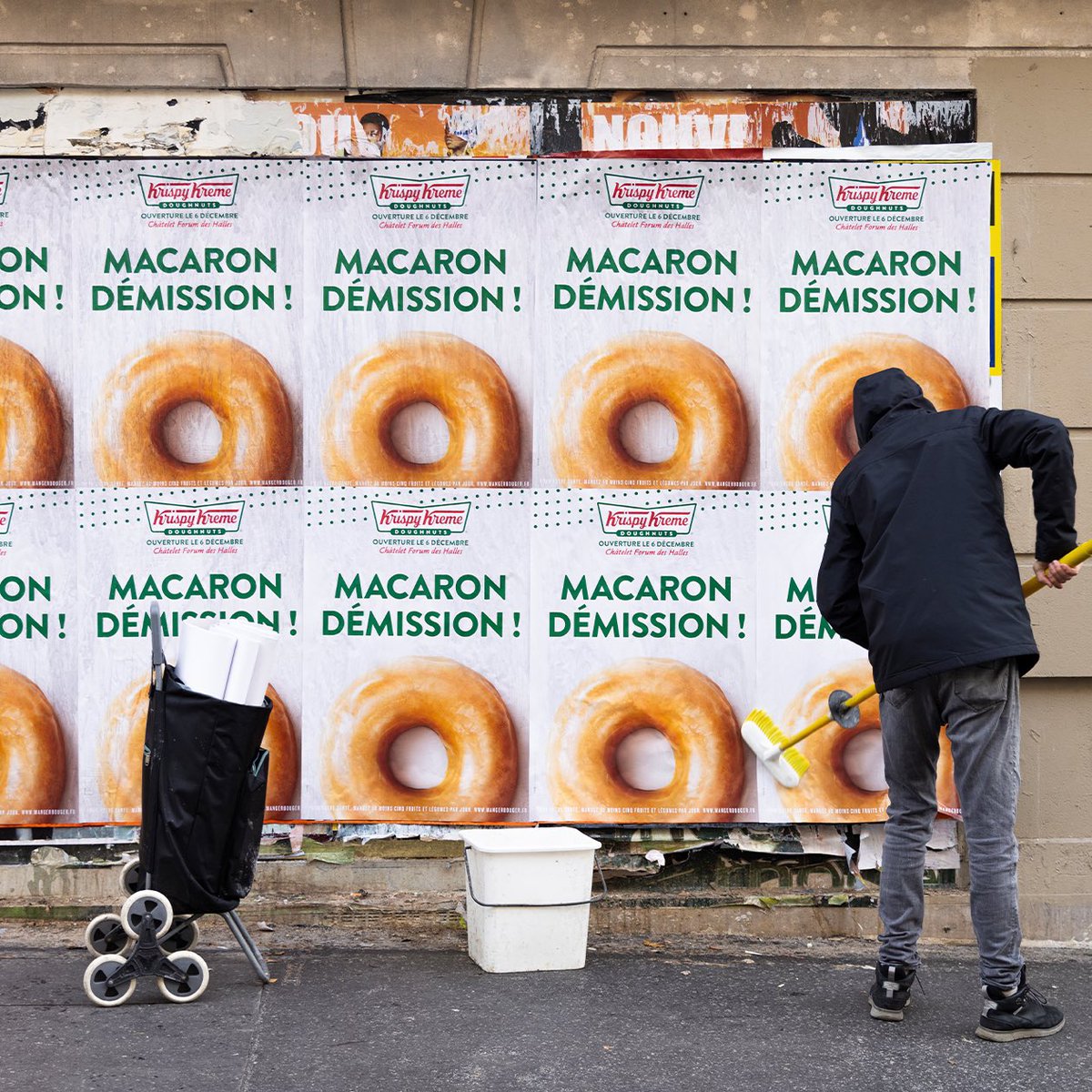 BUZZMAN_TIME's tweet photo. Préparez-vous à changer de régime avec @KrispyKremeFrr https://t.co/wuOtQVNfze