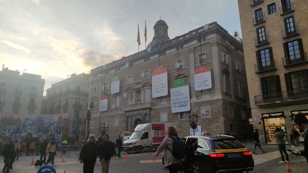 antoniobanos_'s tweet photo. Aviam, presi. La façana és una obra de Pere Blai (segle XVI) i el Palau és l'edifici de govern més antic d'Europa. 
Per què vols convertir-lo en un Media Markt?
Veu fotre fora Quim Torra per una pancarta i embruteu el Palau amb cartellets propis de la classe dels esquirols de P3 https://t.co/hOII0PlpYW