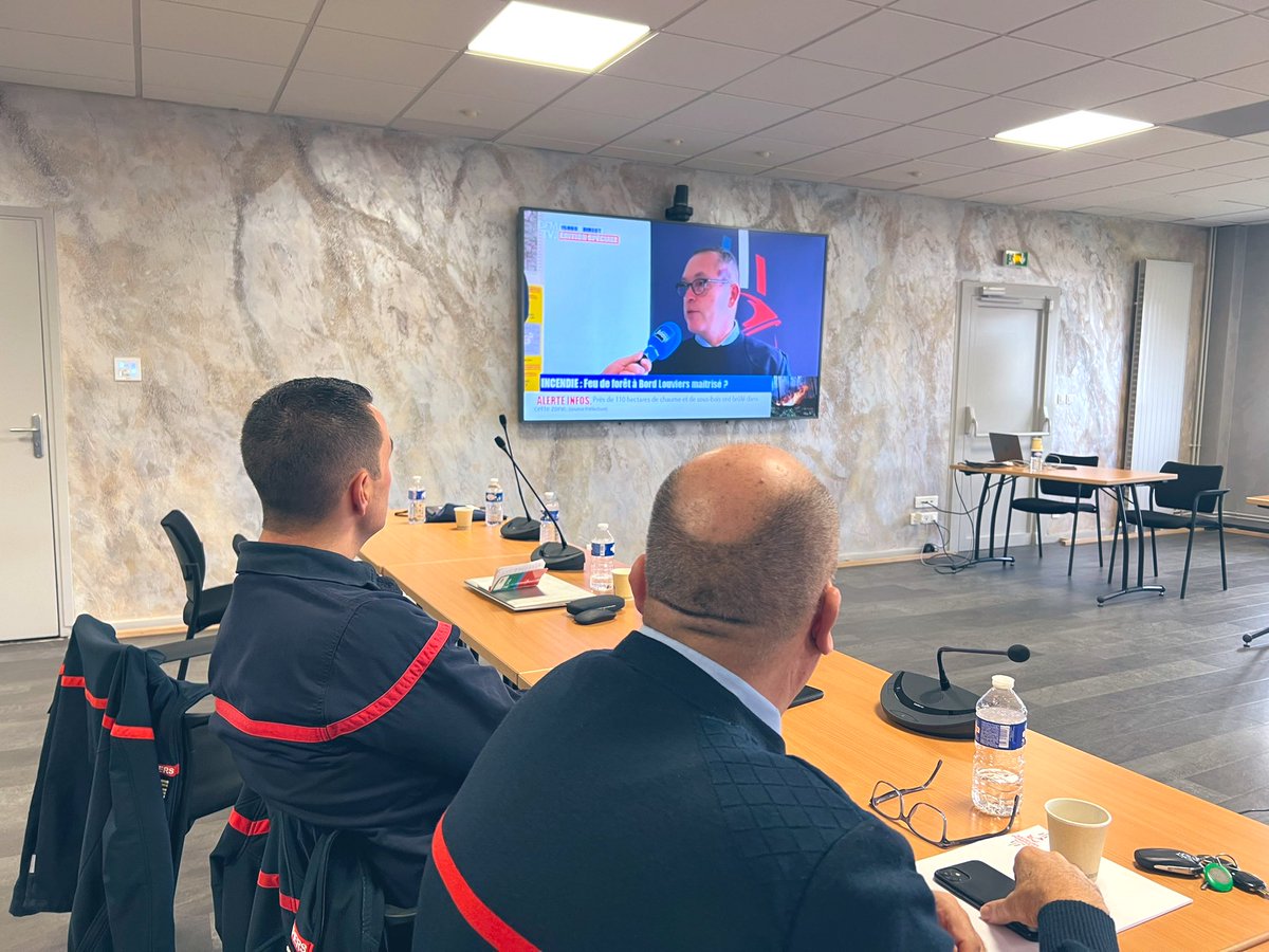 Aujourd’hui le col HC <a href="/ducourete74/">Ducouret emmanuel</a> et son codir ont suivi une session de #mediatraining . <a href="/EBrocardi/">Porte-parole des sapeurs-pompiers de France</a> &amp; <a href="/marionfournies/">Marion Fournies</a> de <a href="/PompiersFR/">Pompiers de France</a> ont partagé et échangé sur l’univers des médias 
Avec <a href="/L_Philippot/">Laurent Philippot</a> @fbleuhnormandie ils ont mis en situation  pour travailler la parole des 🧑🏼‍🚒