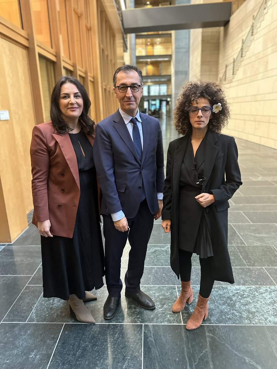 Heute empfing Bundesminister <a href="/cem_oezdemir/">Cem Özdemir</a> eine der stärksten Stimmen der Exil-Opposition aus dem #Iran <a href="/AlinejadMasih/">Masih Alinejad 🏳️</a> und mich zu einem Gespräch. Es ging um die Gefahr von religiösem Extremismus weltweit und die  #JinJiyanAzadi #ZanZendegiAzadi Freiheitsbewegung.