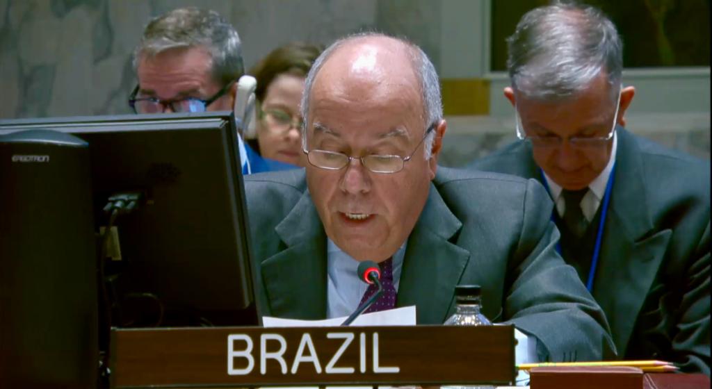O Ministro Mauro Vieira discursou hoje na sessão do #CSNU sobre a situação no Oriente Médio. Pediu novos avanços diante da gravidade da crise humanitária e dos reféns em Gaza e reiterou que o 🇧🇷 apoiará qualquer iniciativa de paz que busque a implementação da solução de 2 Estados