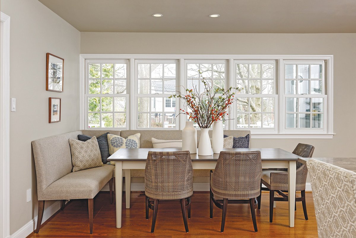 HandDPortfolio's tweet image. A cozy breakfast nook anchors one corner and additional built-in storage completes the space. bit.ly/49XMlSf

Interior Design: Melissa Broffman Interiors

#handdportfolio #top100designers #interiordesign #kitchendesign #builtins #cabinetry #storage #designinspo