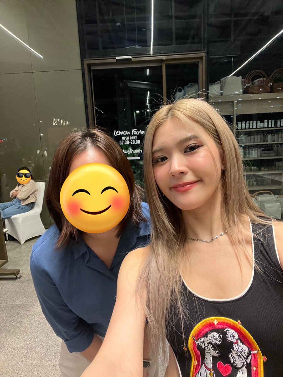 MaBung_Sone's tweet photo. น้องบีน นภสร ควรแมสที่สุดแบบสุดๆๆๆๆ เป็นนักร้องที่เราชอบมาเป็นปีๆ แต่เพิ่งมีโอกาสได้ฟังร้องสด เสียงดีมากกกก stable มากกกก ร้องเป็นชม.เสียงไม่แกว่งเลย แล้วเล่นกับทุกโต๊ะ ลานเบียร์มีกี่โต๊ะ น้องเขาไปหาทุกคน ร้องเสร็จ ยืนให้แฟนถ่ายรูปต่ออีกนานมาก เป็นคนที่คู่ควรกับค.รักมากจริงๆ 😭💖 https://t.co/BiVHKe9MUT