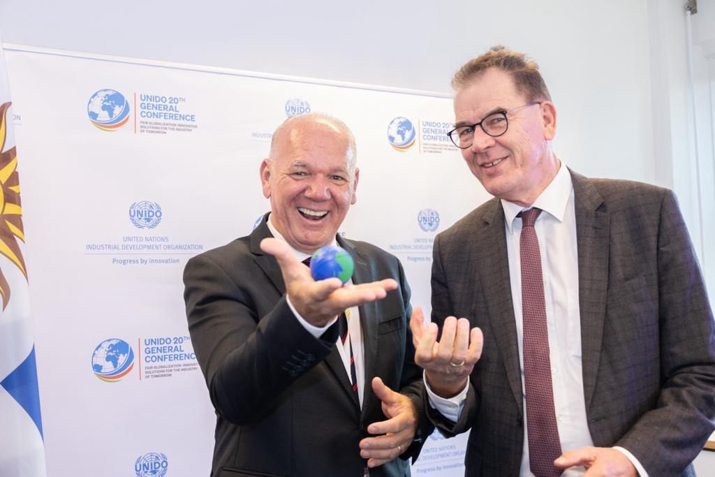 ONUDI_conosur's tweet photo. ¡Uruguay y @UNIDO continúan fortaleciendo relaciones! 🇺🇳🇺🇾

En el marco de la #UNIDO20GC, el Director General @DGgerdmueller y el subsecretario de @MIEM_Uruguay, @walterverri conversaron acerca del presente y el futuro de la cooperación entre la organización, el país y la región. https://t.co/CSJkD7RaBE