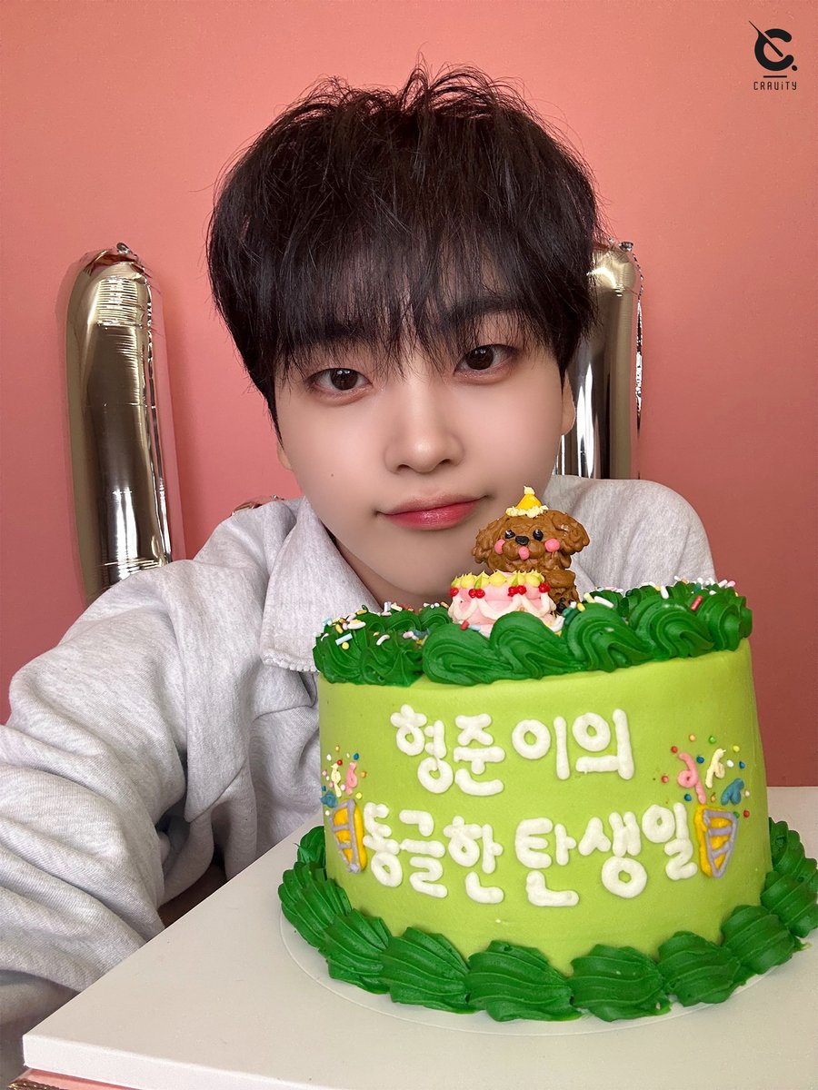 CRAVITYstarship's tweet photo. [#크래비티_모먼트] 231130
형준이의 동글한 탄생일🎉
⠀
#CRAVITY #크래비티
#형준 #HYEONGJUN 
#HAPPYHYEONGJUNDAY
#형준이의_동글한_탄생일 https://t.co/Y9PjvDEhMF