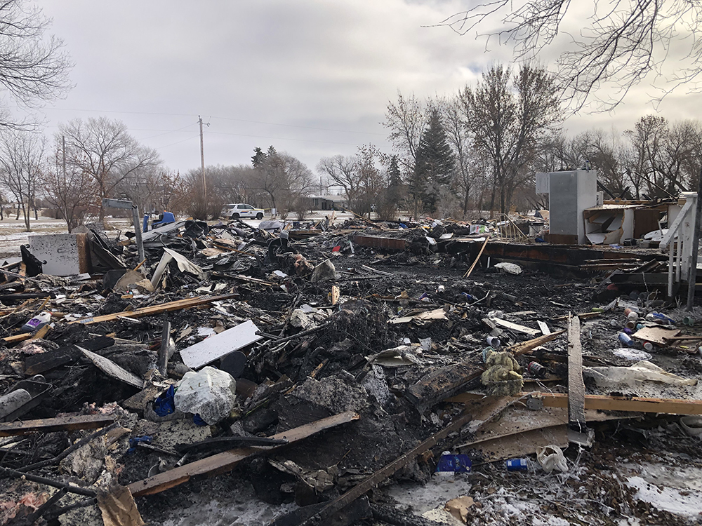 Nov 27 at 5:35 am, #rcmpmb responded to a house fire on Pipeline Rd in the RM of West St. Paul. All the occupants got out safely. Video was obtained & confirmed the fire to be a result of arson. An unknown person is seen starting the fire. If you have info call 204-482-2222.