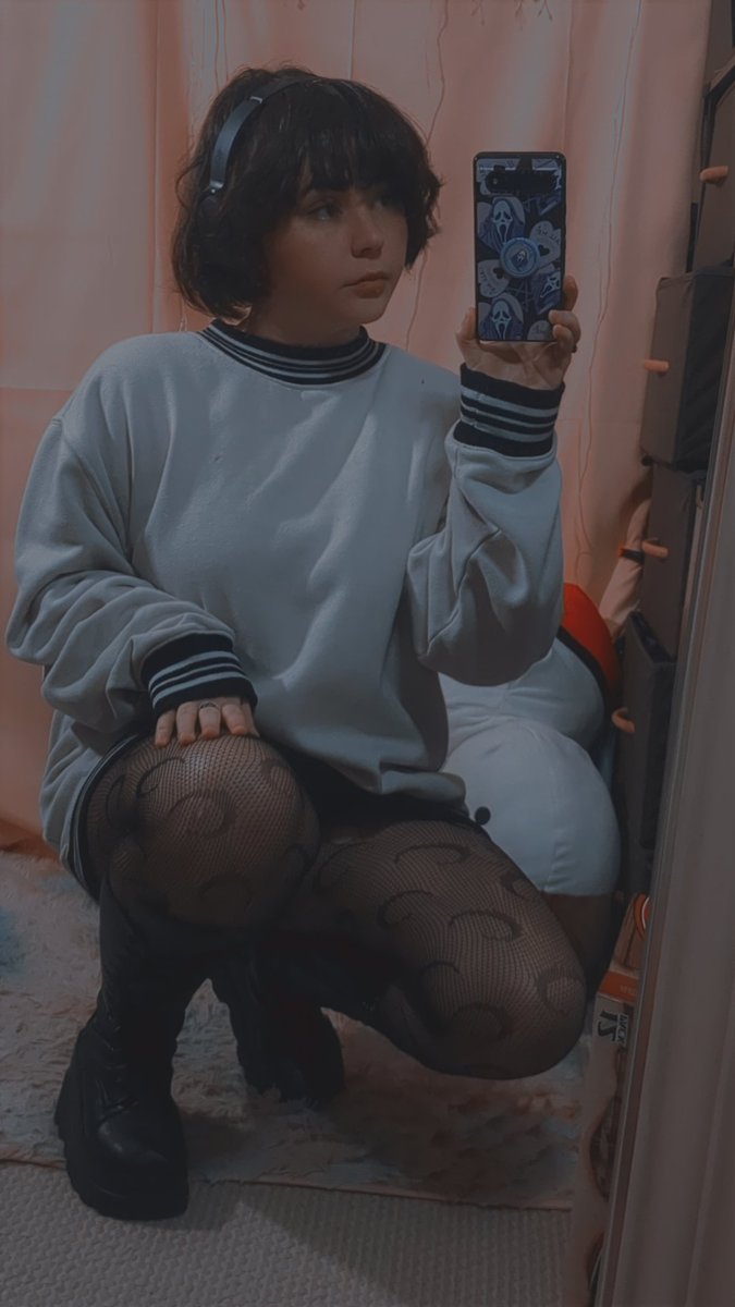 CroisantCosplay's tweet photo. I can finally wear my sweaters again in this hot ass fucky ass state 🥹🥹🥹 https://t.co/Ui7bQvPDxB